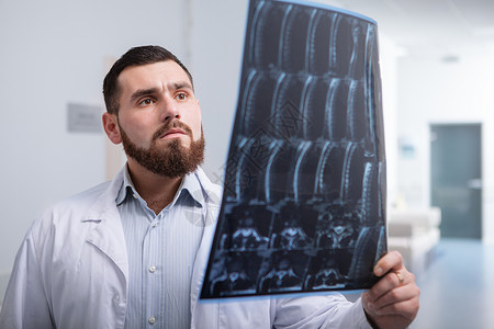 医院的胡子成熟成年男医生病人放射科药品扫描x光治愈女士治疗临床职业男人高清图片素材