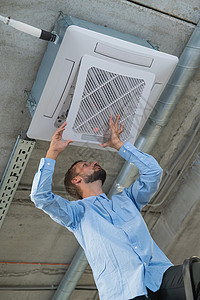 白胡子男正在修理办公室的空调机 他叫工作空气冷却器测量技术护发素工具工人天花板空调男性高清图片素材
