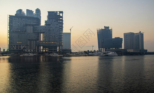 阿联酋迪拜  01 15 2021 迪拜水渠上的日出 户外天空访问全景起重机游艇旅行记录投资建筑学玻璃背景图片