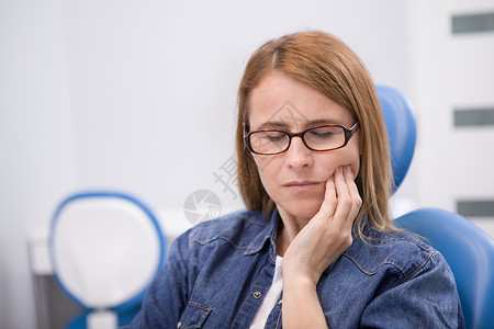 患有牙痛的女年长妇女口腔科止痛药牙医空腔病人女士程序疼痛细菌牙疼图片