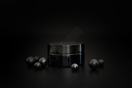 黑色化妆品黑色无品牌化妆品奶油罐 黑背景的乳胶介绍 优雅模型 外衣 美容产品背景