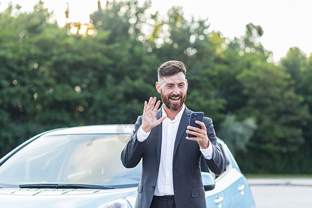 快乐的商务人士汽车推销员通过视频通话在线检查汽车 并在电话上申请 一个男人卖车很开心背景图片