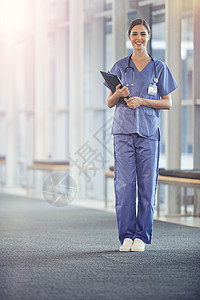 梦想医生素材追求成为护士的梦想 医院走廊里拿着病人档案的年轻护士背景