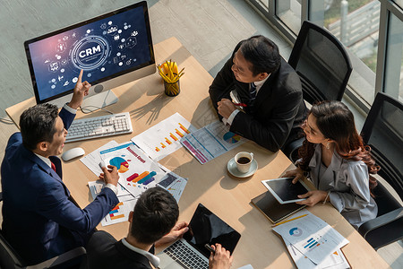 用于 CRM 业务的现代计算机上的客户关系管理系统技术工作电脑品牌房间数据库生长会议小样商务团队高清图片素材