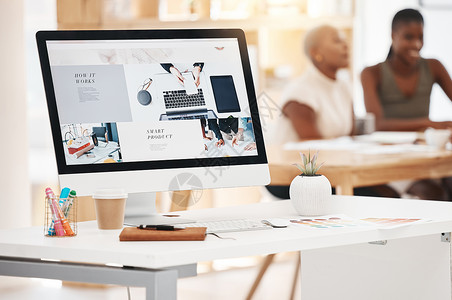 营销网站平面设计 网站和营销 在创意办公室的电脑上使用屏幕进行广告活动 设计师 品牌和编辑在工作室进行产品植入 艺术和创意背景