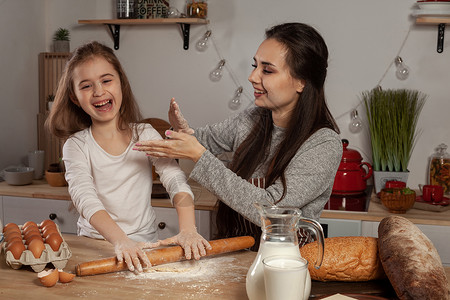 玩面团女人母亲和女儿正在烤面包 在厨房玩得开心 笑声早餐乡村成人牛奶孩子面团食物用具食谱滚动背景