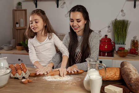玩面团女人母亲和女儿正在烤面包 在厨房玩得开心 笑声家务妈妈女孩面粉食物牛奶女士营养孩子们食谱背景