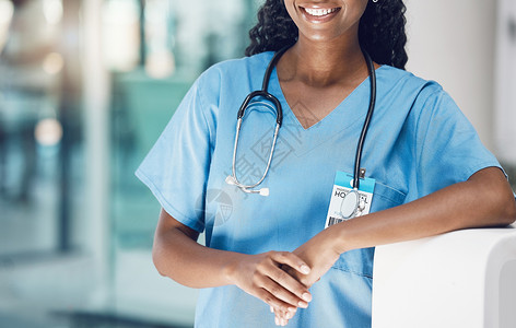 微笑着在医院工作的医生 医务工作者和保健护士 帮助意外保险和心脏病专家 医学领域的员工对诊所的职业感到满意背景图片