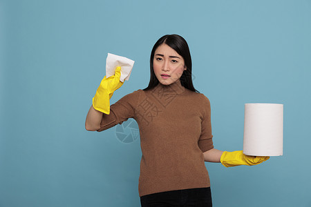 愤怒的悲伤和沮丧的年中做家务工人拿着组织纸手势高清图片素材