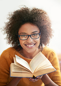 迷失在一本好书里 一个年轻女人通过一本书传呼的剪切肖像背景