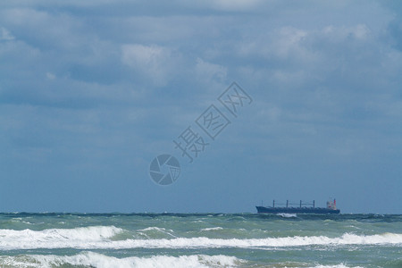 海洋钻探平台用途蓝天地标海浪原油钻井钻孔活力石油背景图片