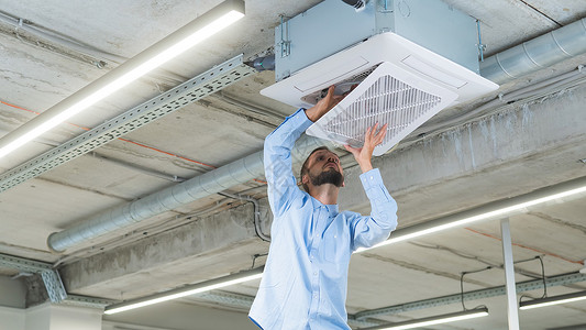 白胡子男正在修理办公室的空调机 他叫控制技术电工工具男人护发素承包商天花板男性职业技术员高清图片素材