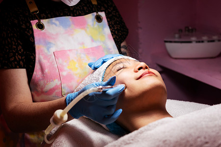 妇女接受显露的面部治疗化妆品药品皮肤客户成人仪器程序女性去角质机器图片