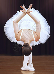 芭蕾舞 训练和芭蕾舞演员的艺术表演在舞蹈工作室以经典 优雅的动作表达自由 自由女子练套路 灵活高能 完美舞姿背景图片
