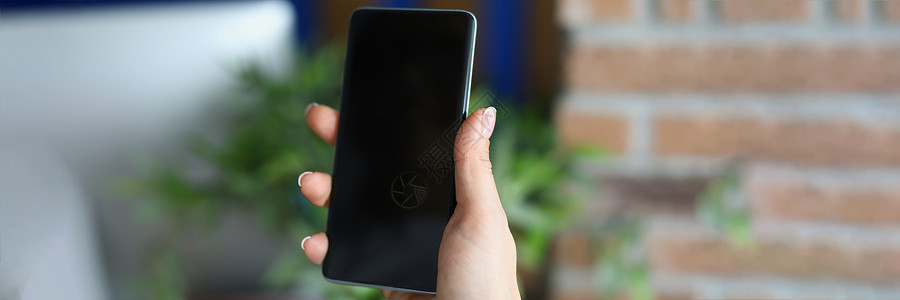 手机关机素材女性手持带黑屏幕的智能手机 特写移动电话 (c) 将手机关机背景