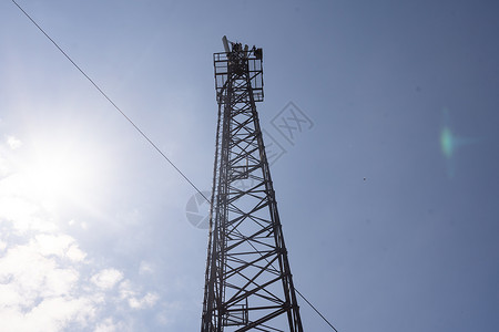 4g模块4G 和 5G 蜂窝电信塔 宏基站 5G无线电网络电信设备 无线电模块和智能天线安装在云天背景的金属上背景