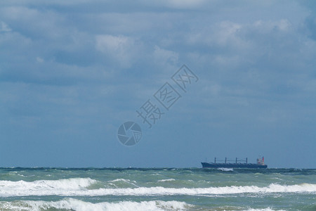 海洋钻探海滩会议酒店市中心地标蓝天燃料海浪化石平台背景图片