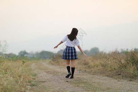 在户外公园看的亚洲美丽的日本女校校校服蓝色扮演角色天空头发公园裙子女孩姿势农村高的高清图片素材