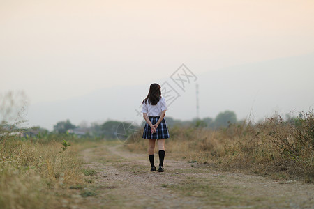 在户外公园看的亚洲美丽的日本女校校校服姿势农村公园女孩学生天空角色蓝色头发裙子学校高清图片素材