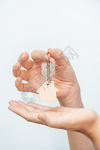专精特新白色背景特检上的手持房屋钥匙 - 真实状态移动搬迁概念; 在白色背景上剪接背景