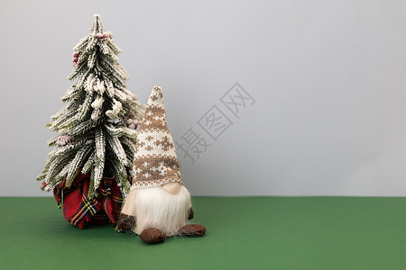 圣诞小精灵复制空间背景的圣诞树和Gnomegonk魔法季节蓝色枞树帽子假期胡须玩具小精灵巨魔背景