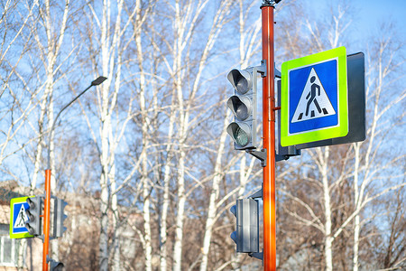 带有反射涂层和交通灯的行人过路标志蓝色金属信号穿越注意力城市街道安全日落危险背景图片