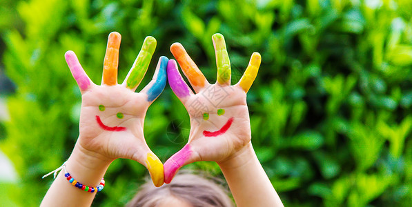 有趣手指孩子们在夏天的色彩中牵手 有选择地集中精神创造力绘画艺术家横幅手指喜悦学校幼儿园艺术家庭背景