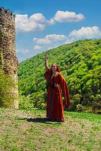 穿着民族服装的格鲁吉亚女孩跳着格鲁吉亚民族舞 选择性的焦点民间毛皮横幅戏服男人裙子文化女士音乐旅行空间高清图片素材
