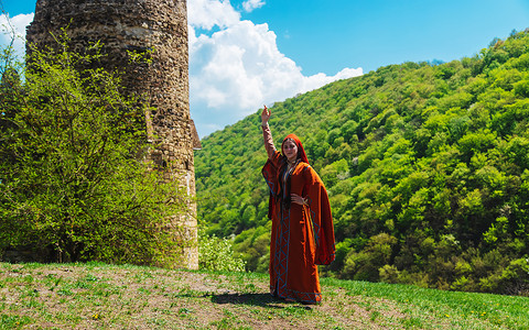 穿着民族服装的格鲁吉亚女孩跳着格鲁吉亚民族舞 选择性的焦点女士音乐民间裙子国家旅行艺术旅游微笑山脉表现高清图片素材