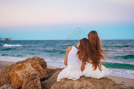 日落时分海滩上可爱的少女女孩 美丽的彩色天空目的地高清图片素材