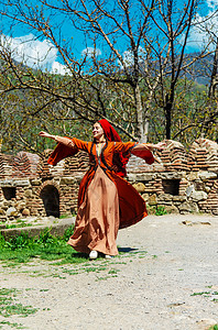 穿着民族服装的格鲁吉亚女孩跳着格鲁吉亚民族舞 选择性的焦点旅游房子毛皮文化民间旅行戏服男人音乐夫妻民俗学高清图片素材