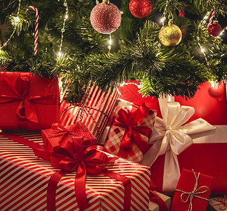 圣诞树礼杖装饰圣诞礼物和节日礼物 装饰圣诞树下的经典圣诞礼盒 节日快乐和节礼日庆祝活动乡村寒假季节风格英语惊喜秘密礼日手工假期背景