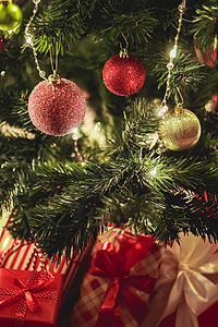 圣诞树礼杖装饰圣诞礼物和节日礼物 装饰圣诞树下的经典圣诞礼盒 节日快乐和节礼日庆祝活动礼日奢华季节风格寒假工艺丝带展示英语农村背景