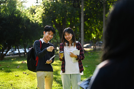 大学生在大学校园散步时畅谈课文的欢乐学生们高清图片