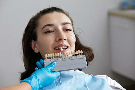 提成比例表牙科医生为病人选择牙食盐色调 牙医使用牙齿食盐比例表的样本微笑专家矫正治疗搪瓷女性卫生阴影诊所药品背景