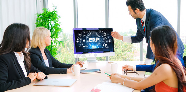 适用于现代企业的 ERP 企业资源规划软件商务笔记本团体小样人士管理男人数据计划商业解决方案高清图片素材
