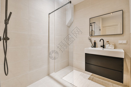 一个带淋浴和水槽的白色浴室房间桌子瓷砖风格奢华公寓摊位脸盆房子地面背景图片