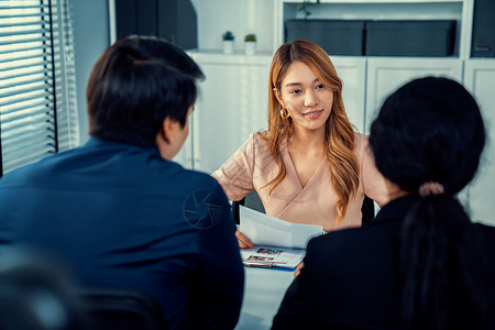 年轻的亚洲女性候选人试图通过胜任才能来吸引面试者的好评申请人合同商业成人办公室小时会议面试商务团体非洲的高清图片素材