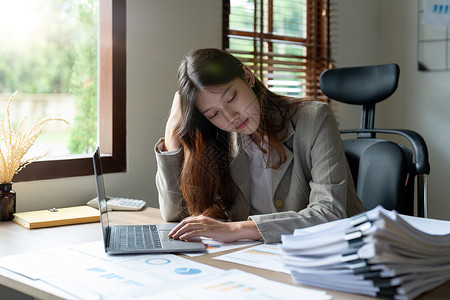 亚洲女商务人士强调办公室员工在文书工作方面负担过重的问题压力疼痛人士职场工人技术职业挫折经理笔记本疲劳高清图片素材