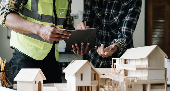 工人装修房子工程师团队合作会议 在与合作伙伴合作的项目蓝图会议上绘制工作现场模型构建和工程工具 施工和结构概念控制技术领班检查职业经理房地产背景