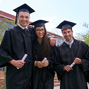 成绩优异的班级 在毕业日微笑的大学生们背景图片