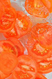 在白色背景上特写新鲜的番茄片 白色背景的苏打水中的番茄片 特写 垂直图像植物蔬菜沙拉宏观圆圈剪裁收藏团体食物装饰品背景图片