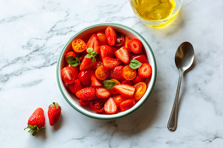 水果樱桃草莓草莓 番茄樱桃和叶沙拉大理石勺子饮食早餐蔬菜食物平铺食谱高架桌子背景