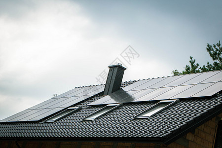 午宴房顶有光伏发电模块太阳能环境保护绿色太阳能板住宅资源信息创新技术天空背景