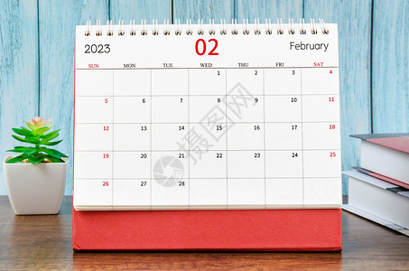 2023年月度案头日历 历时2023年 有蓝木本书籍商业假期会议家庭生活英语技术组织日期时间桌子背景图片