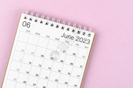 一个2023年6月的日历台 供组织者规划和提醒粉红色背景所隔离桌子高清图片素材