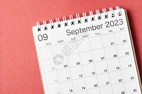 一个2023年9月的日历台 供组织者在红色背景上孤立地规划和提醒事件高清图片素材
