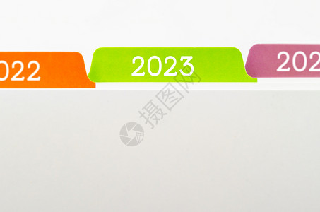 带有选择性焦点的文件夹标签为 2023 的选项卡图片