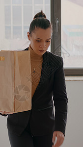商业女商务人士爬起创业公司办公室的楼梯 套上外卖食品午餐袋职场战略生意人商务咖啡人士数据纸袋图表统计背景