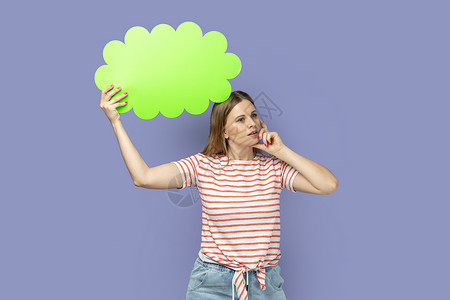 深思熟虑的女人的绿色气泡 写短信 看一眼然后抬起下巴广告高清图片素材
